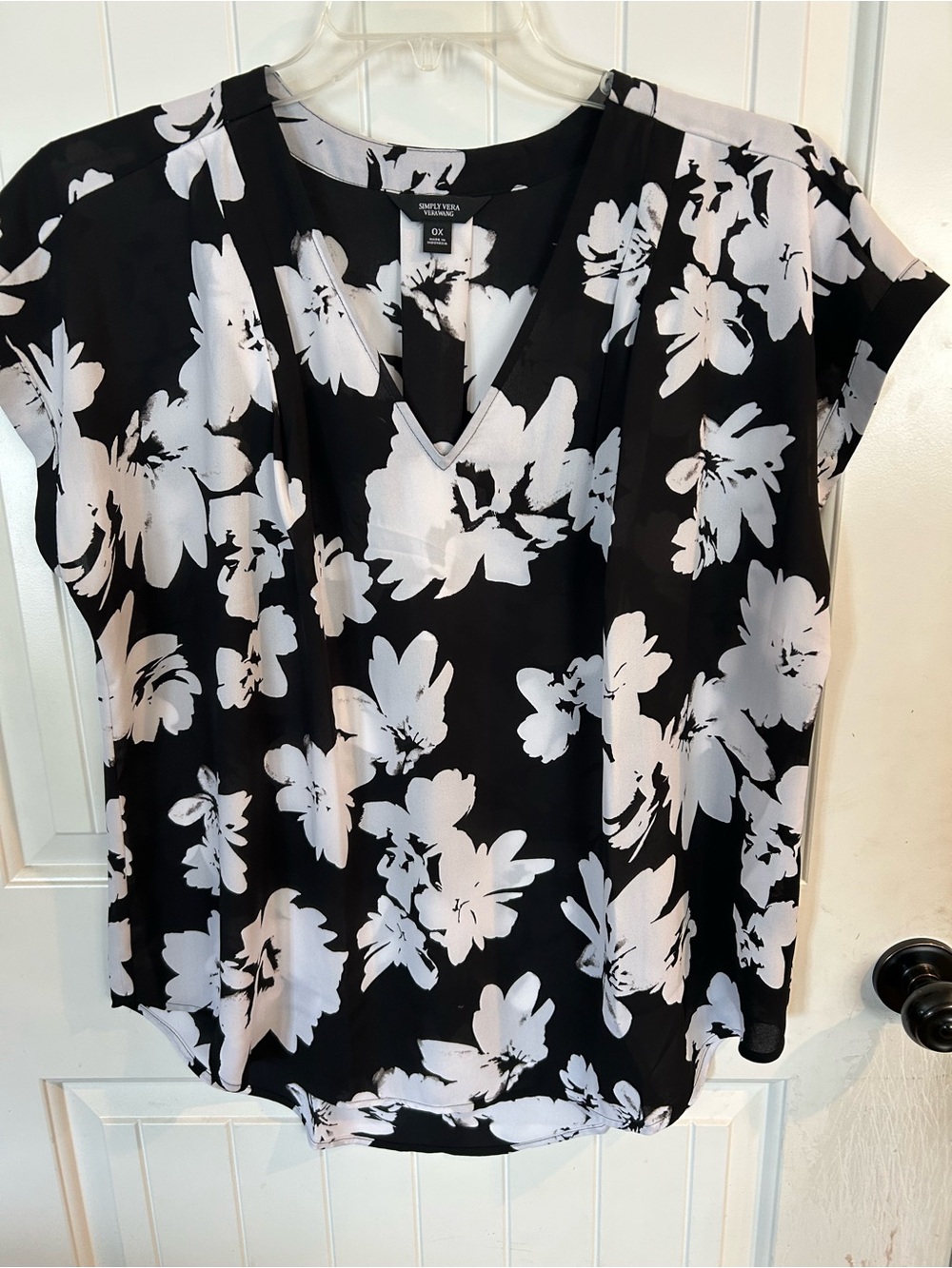 Vera Wang Black & White Floral V-Neck Blouse